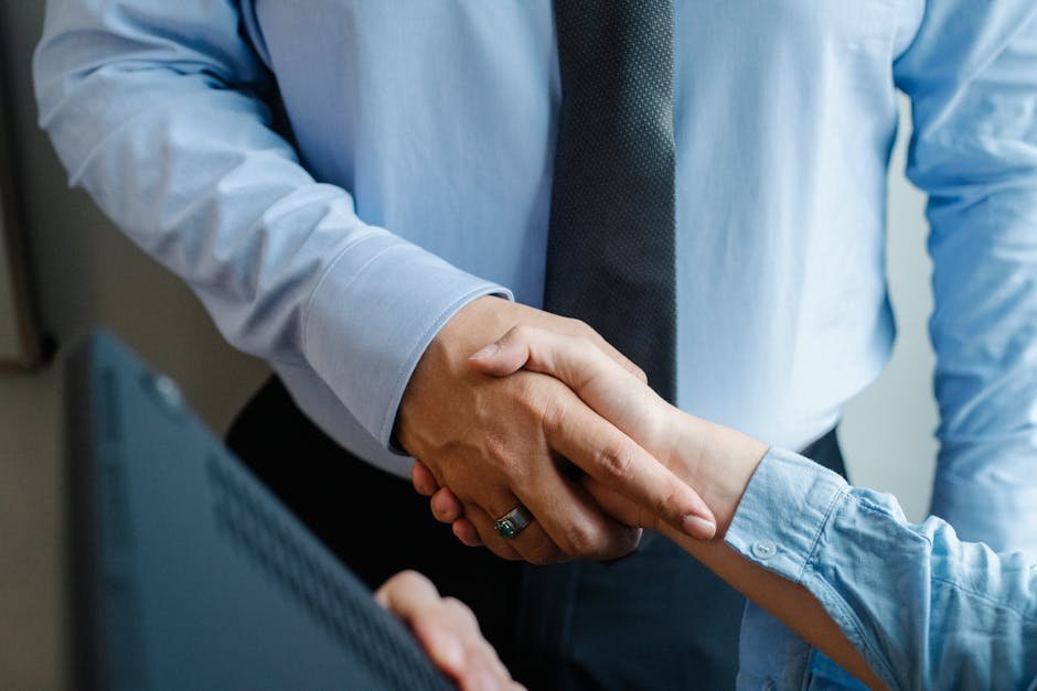 Aperto de mãos em ambiente corporativo formal
