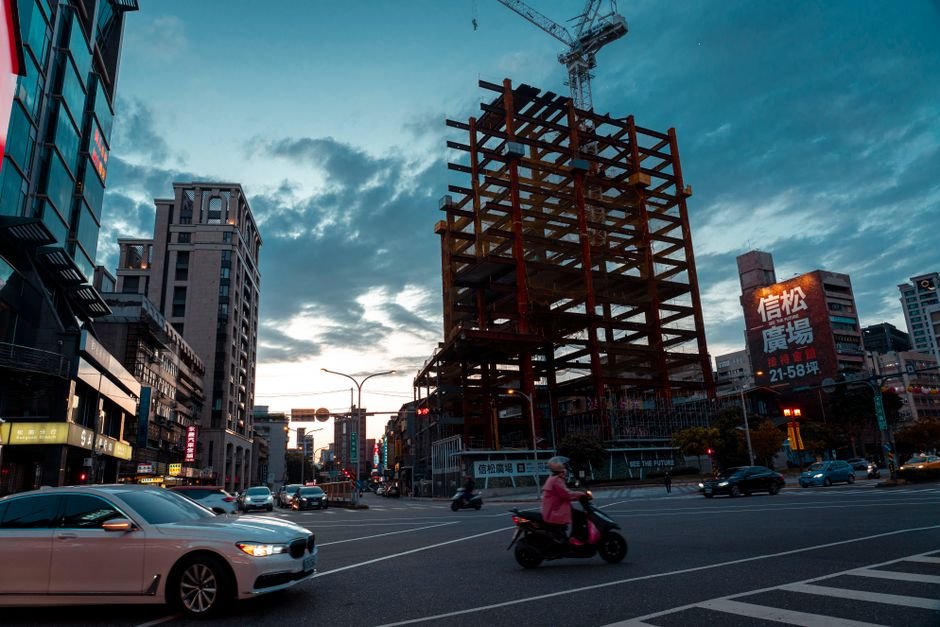 Operários executando obra de infraestrutura