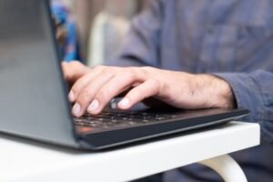 Sala de aula com computadores e estudantes em formação