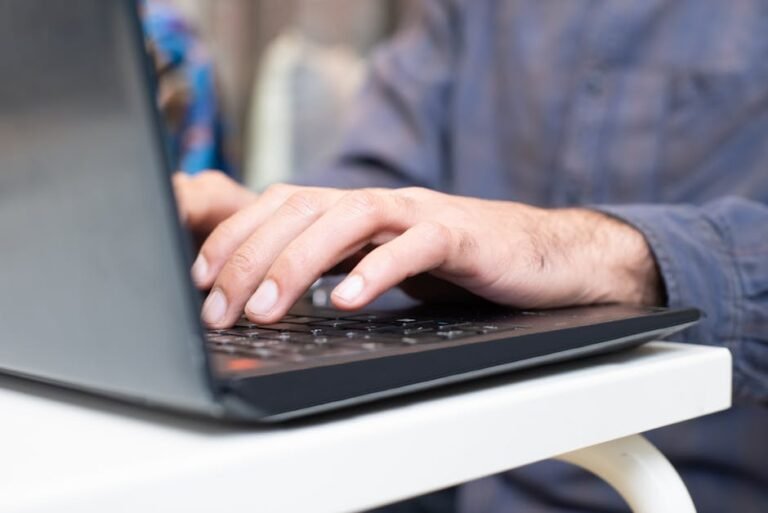 Sala de aula com computadores e estudantes em formação