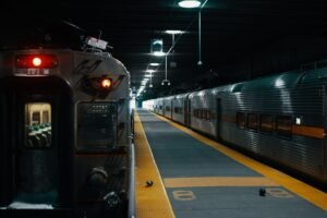 Trem de metro em estacao urbana