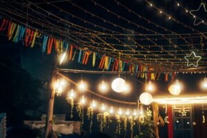 Decoração com bandeirinhas coloridas em festa junina