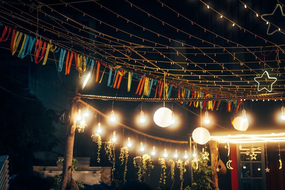 Decoração com bandeirinhas coloridas em festa junina