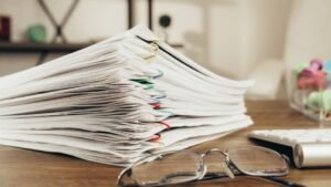 Documentos administrativos em mesa de escritório