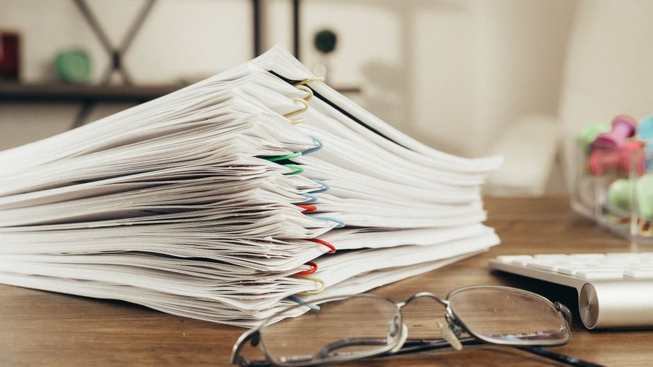 Documentos administrativos em mesa de escritório