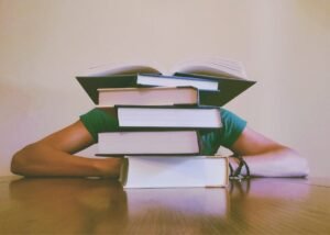 Estante com livros em biblioteca publica