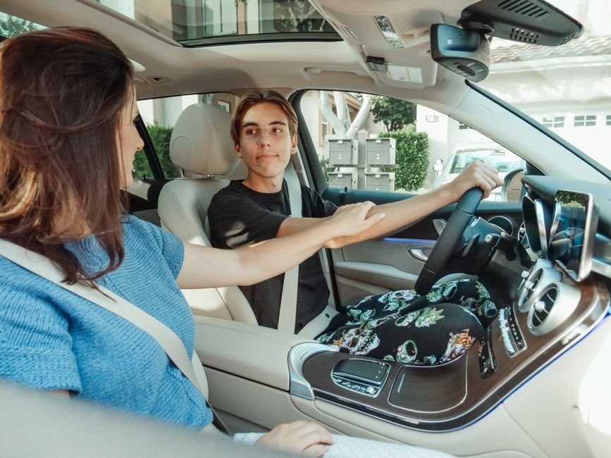 Aluno de autoescola ao volante
