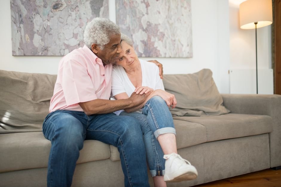 Casal de idosos em casa