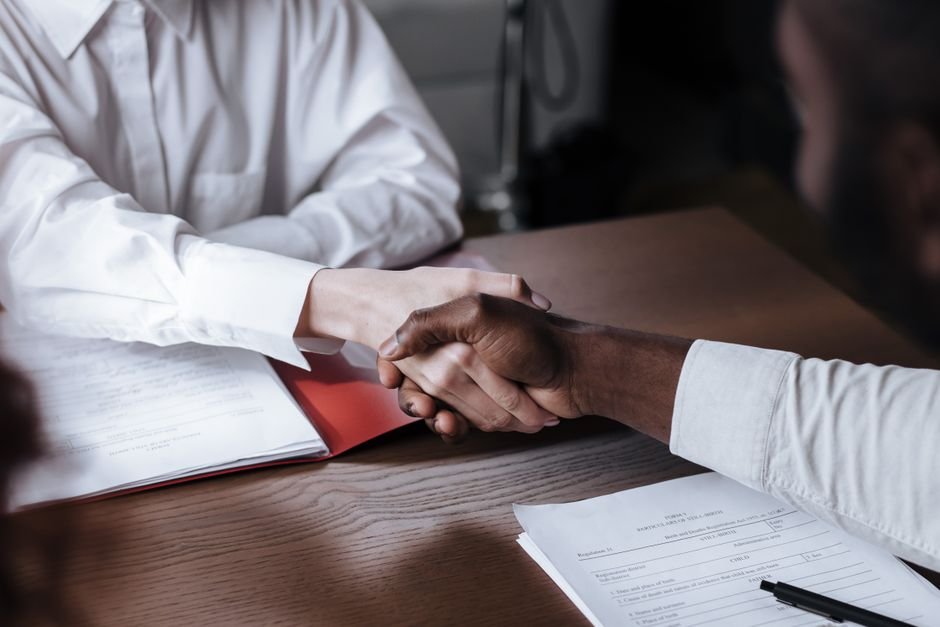 Aperto de mãos em entrevista de emprego