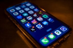 Celular exibindo notificacao de alerta a noite