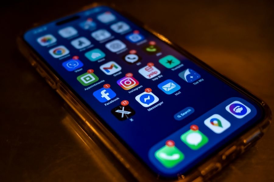 Celular exibindo notificacao de alerta a noite