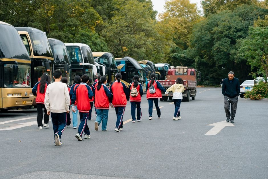 Estudantes em ponto de ônibus