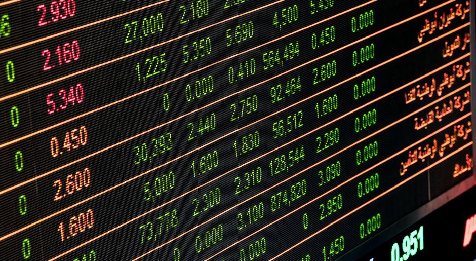 Dolar sobe a R$ 5,06 e Ibovespa recua com Petrobras