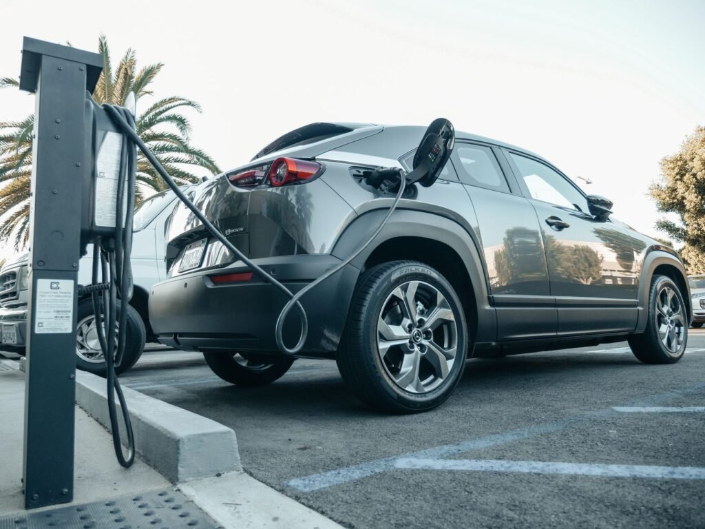 SUV hibrido plug-in conectado a um carregador, em referencia ao Geely EX5 EM-i