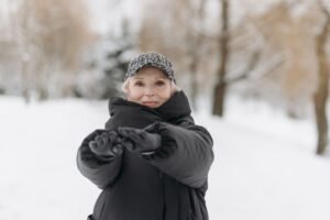 Idosos precisam de cuidados extras com a chegada do frio no DF