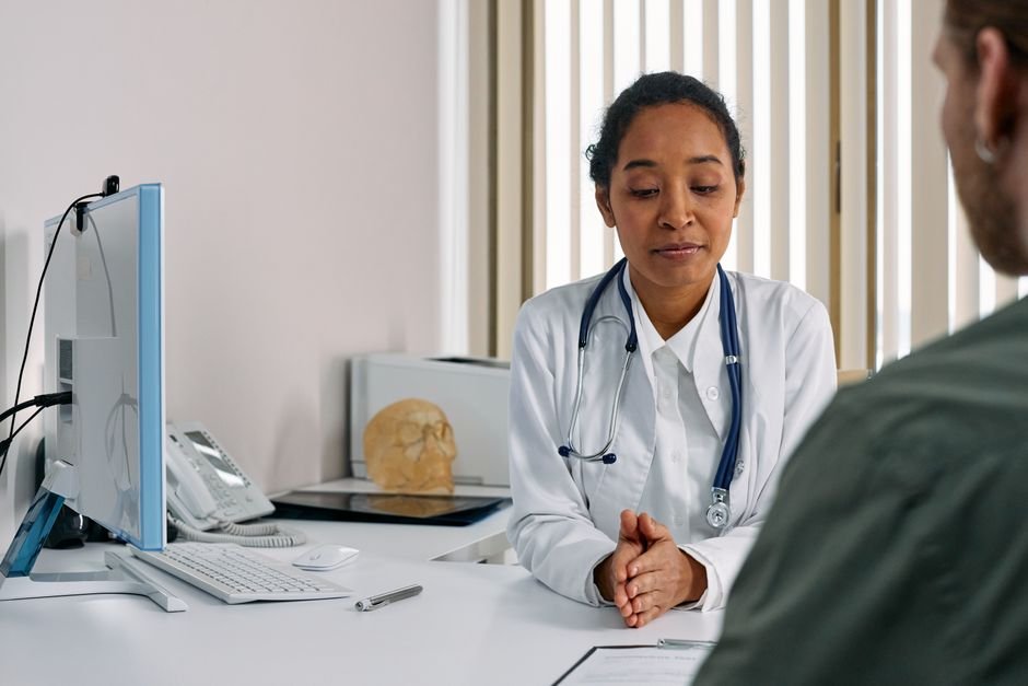 Médico em consulta com paciente