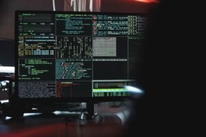Tela com codigo simbolizando ataque hacker ao sistema de alertas da Defesa Civil