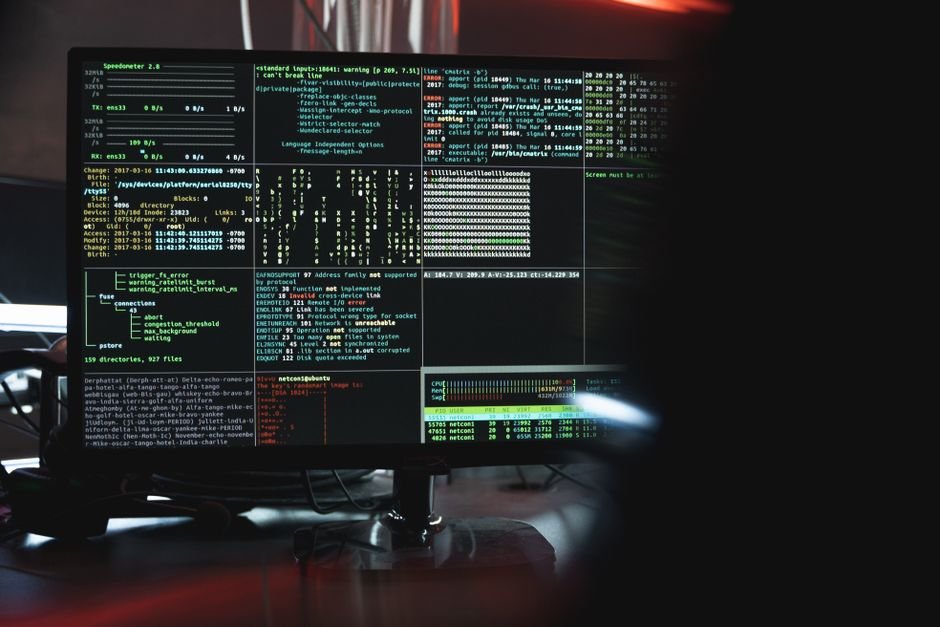 Tela com codigo simbolizando ataque hacker ao sistema de alertas da Defesa Civil