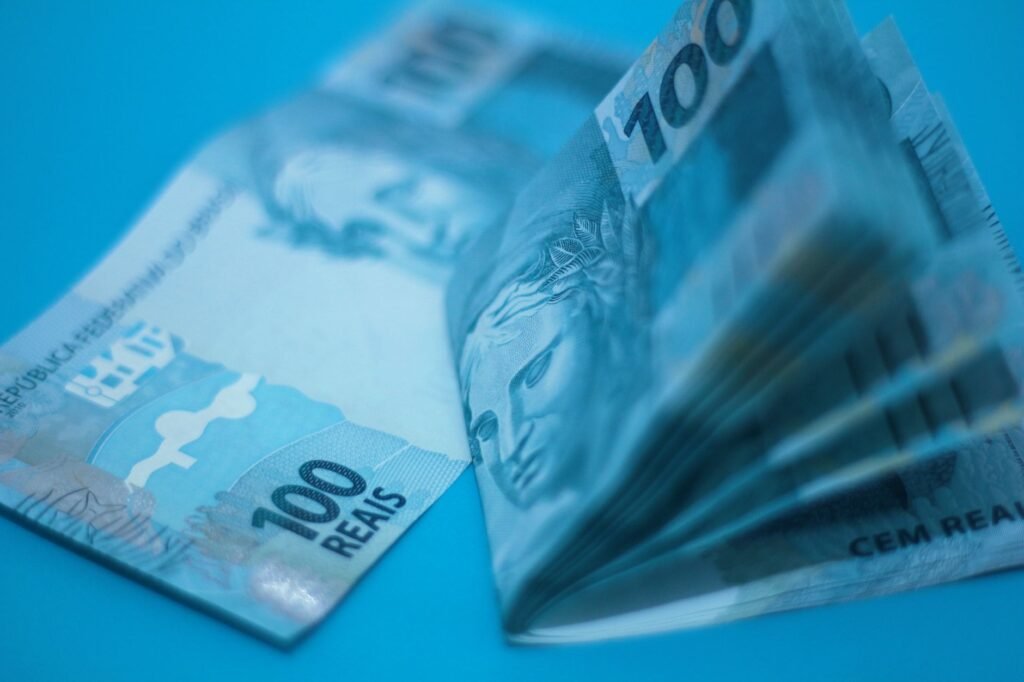 Notas de cem reais, em referencia ao suposto golpe de R$ 81 milhoes na folha do GDF