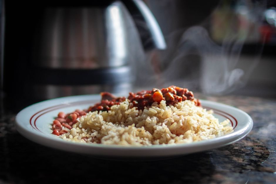 Prato de comida com arroz e feijão