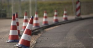 Cones de sinalização enfileirados em via durante obras