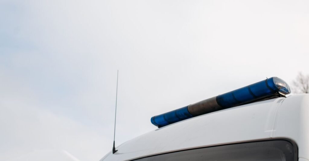 Giroflex azul no teto de veículo de emergência
