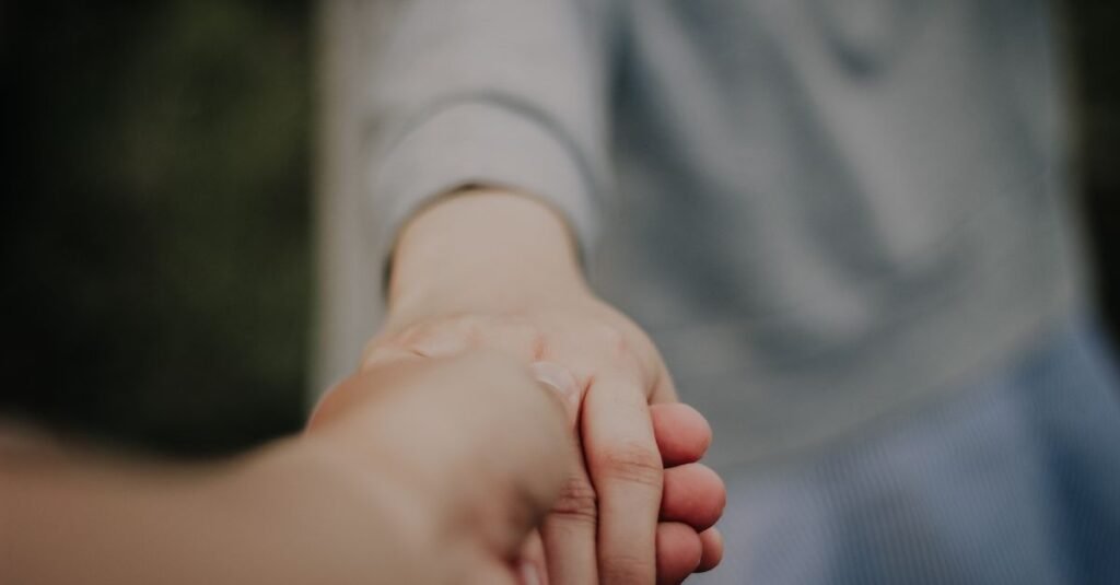 Mãos em gesto de apoio e acolhimento
