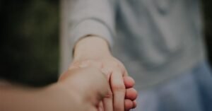 Mãos em gesto de apoio e acolhimento