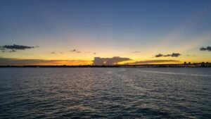 Vista do Lago Paranoá, em Brasília, ao entardecer, com a orla da cidade ao fundo