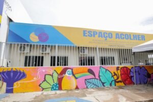 Fachada do Espaço Acolher, unidade de Ceilândia, com grade e muro grafitado