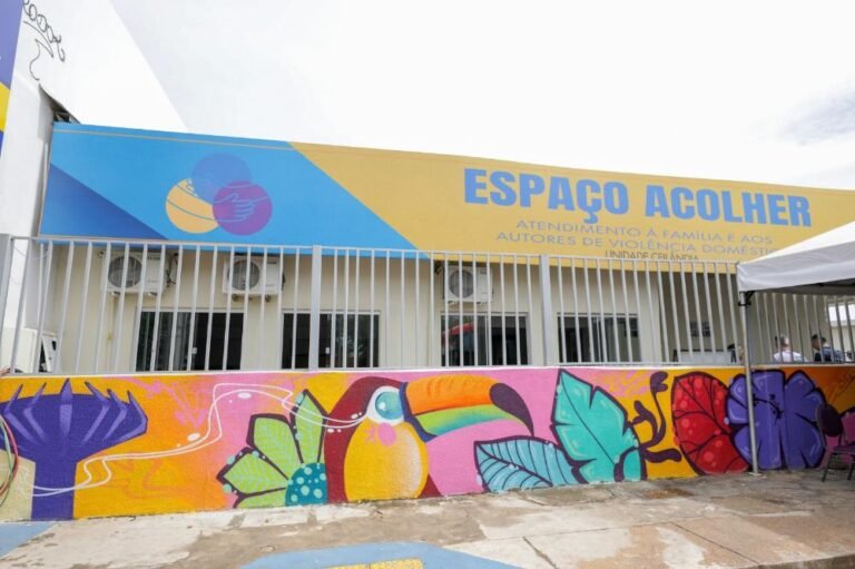 Fachada do Espaço Acolher, unidade de Ceilândia, com grade e muro grafitado