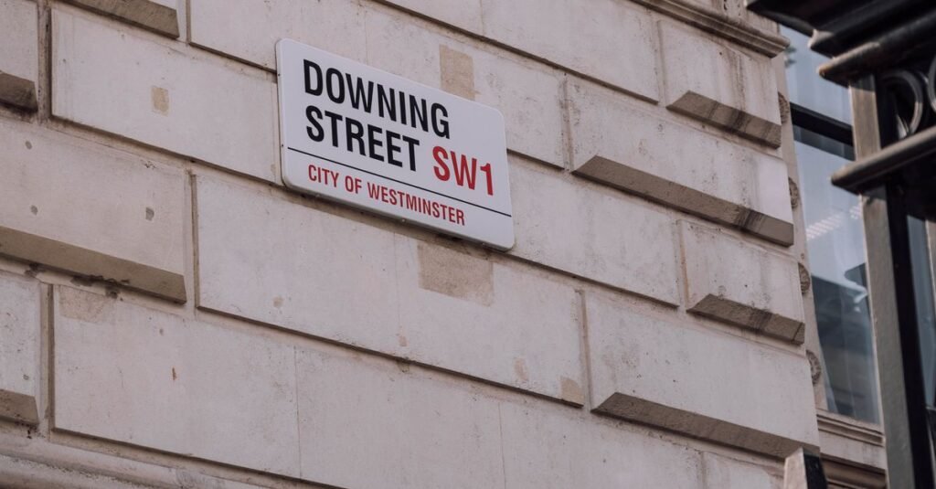 Placa da rua Downing Street, em Westminster, Londres