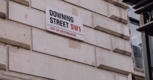 Placa da rua Downing Street, em Westminster, Londres