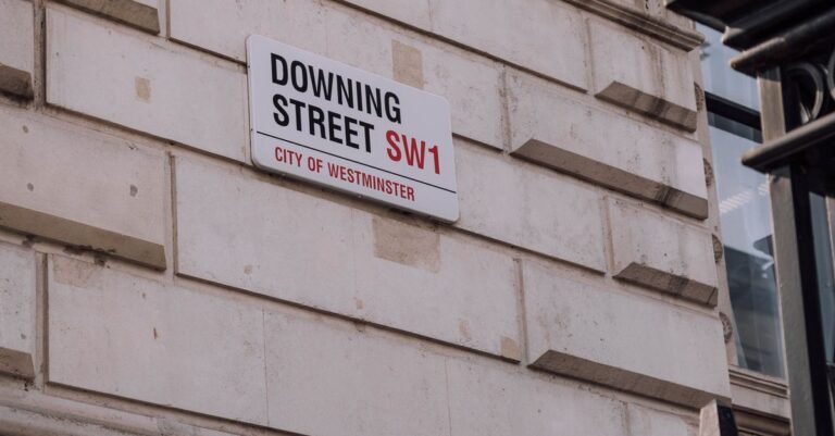 Placa da rua Downing Street, em Westminster, Londres