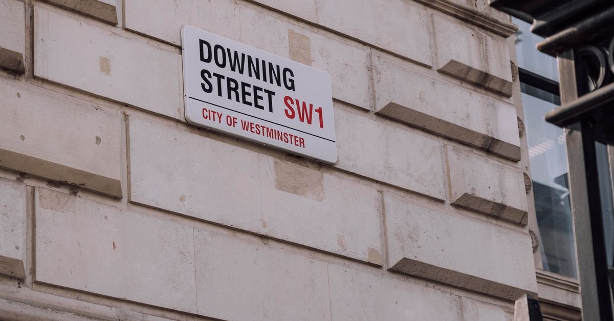 Placa da rua Downing Street, em Westminster, Londres