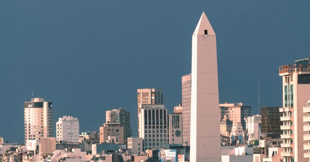 Obelisco de Buenos Aires cercado por predios no centro da capital argentina