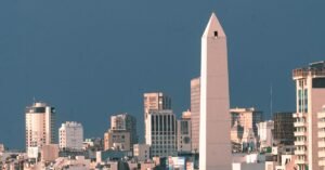 Obelisco de Buenos Aires cercado por predios no centro da capital argentina