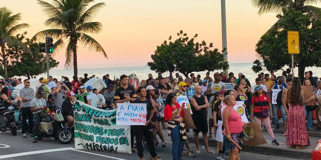 Ambulantes protestam com faixas contra o programa Tolerância Zero na orla de Ipanema