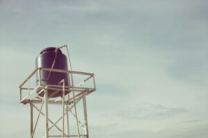Caixa d'água instalada sobre estrutura metálica elevada