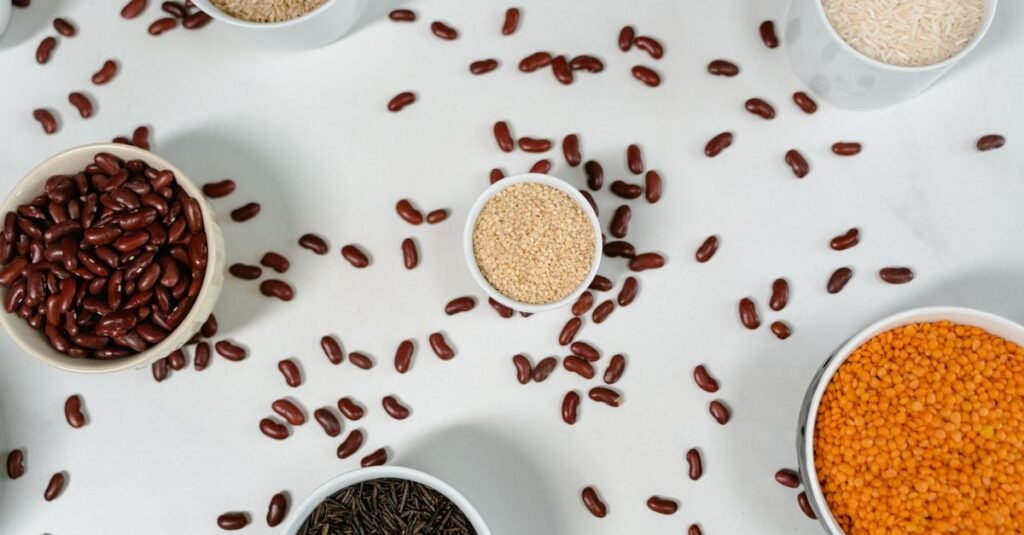Potes com feijão, arroz e grãos representam a compra de alimentos com o Bolsa Família