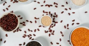 Potes com feijão, arroz e grãos representam a compra de alimentos com o Bolsa Família