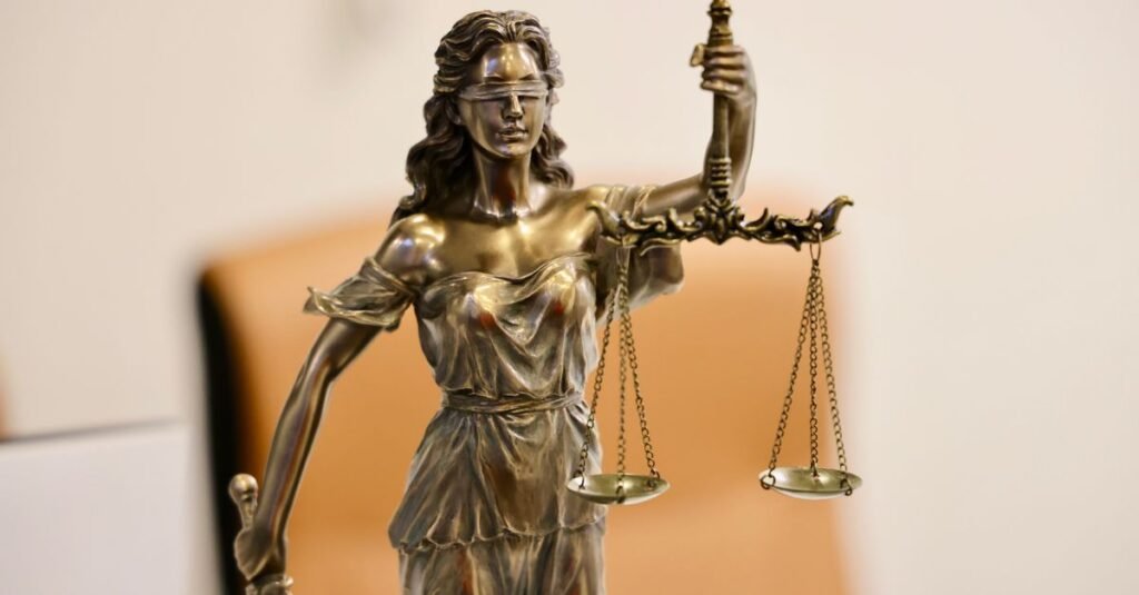 Estátua da Justiça com balança em close, símbolo do Poder Judiciário