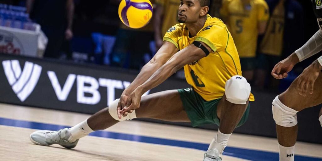 Jogador da seleção brasileira de vôlei faz recepção durante partida da Liga das Nações