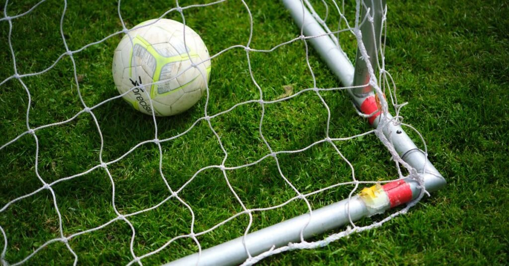 Bola de futebol dentro da rede do gol em gramado; Brasileirao volta nesta quinta (16)