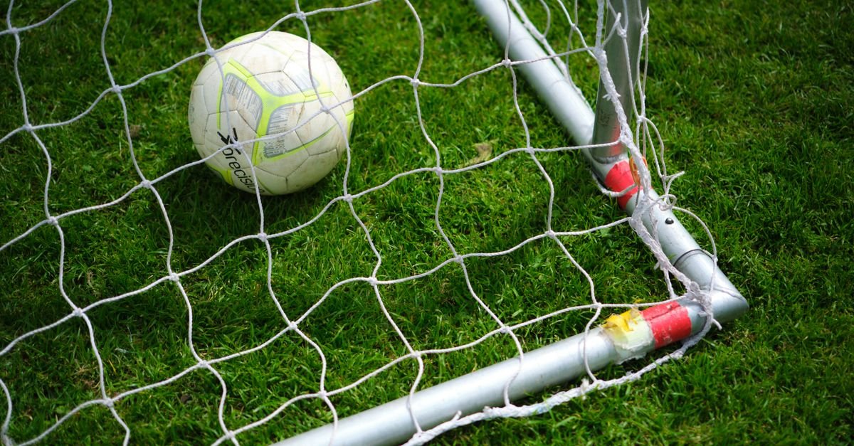 Bola de futebol dentro da rede do gol em gramado; Brasileirao volta nesta quinta (16)