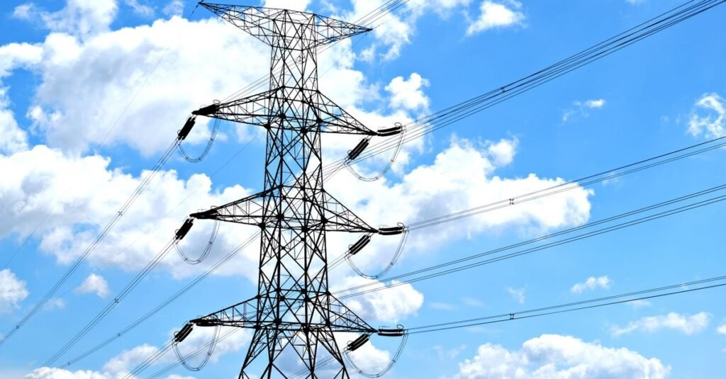 Torre de transmissao de energia eletrica de alta tensao contra ceu azul