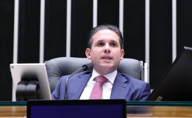 Deputado preside sessão no plenário da Câmara dos Deputados