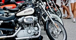 Motocicletas enfileiradas em evento de motociclismo, como no Capital Moto Week