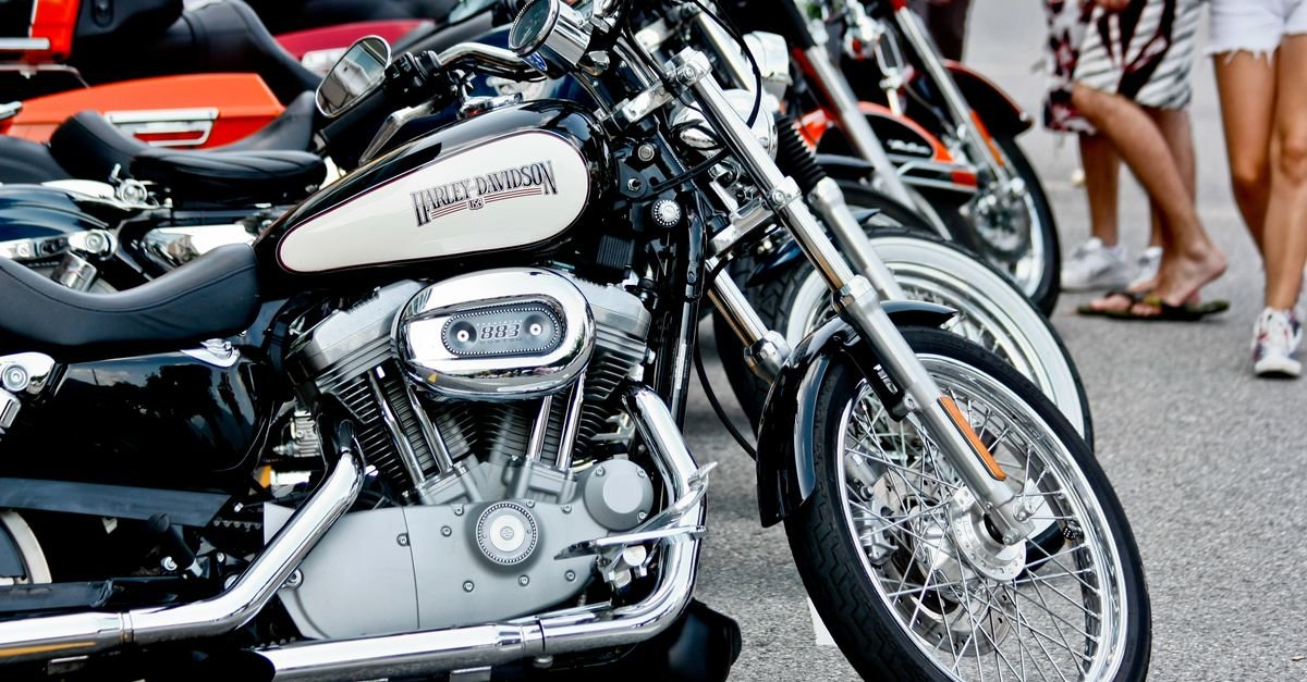 Motocicletas enfileiradas em evento de motociclismo, como no Capital Moto Week