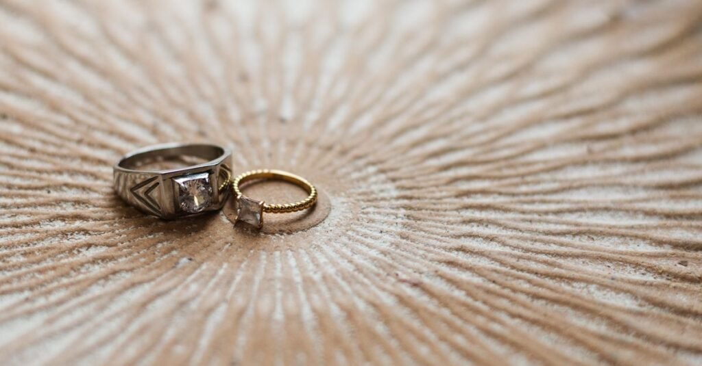 Alianças de casamento em close sobre superfície texturizada